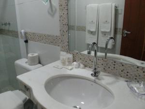 uma casa de banho com um lavatório, um WC e um espelho. em Hotel & Pousada Princesa Isabel Rua Teresa em Petrópolis