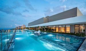 una piscina sul tetto di un edificio di Căn hộ the sóng view biển a Vung Tau