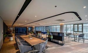 una sala da pranzo con tavolo, sedie e finestre di Căn hộ the sóng view biển a Vung Tau Altre 60 foto