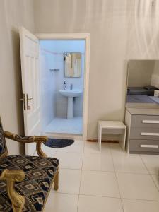 Koupelna v ubytování Khair Jewaar Apartments Al Madinah