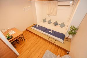 a small room with a bed and a table at 桜の川70-7 初台駅1分 2-8人丨1 minute from Hatsudai 2-8 people in Tokyo