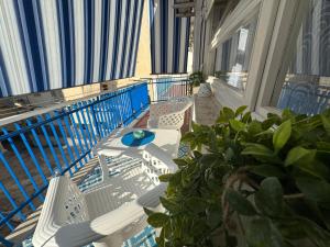 a balcony with a table and chairs on a balcony at La dimora di Traiano in Terracina