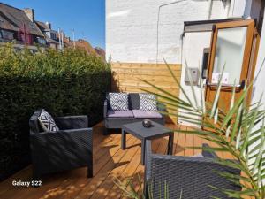 un patio con due sedie e un tavolo di Les chambres de l'auberge a Watten