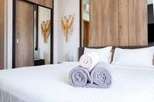 Postel nebo postele na pokoji v ubytování Pool view Rawai condo 103 by IBG Property + 37 fotografií