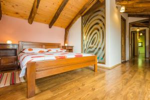 Un pat sau paturi într-o cameră la Ivanini secluded stone Villa with a stunning view