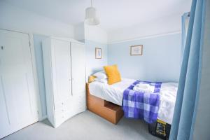 a small bedroom with a bed and a closet at Charming Family-Friendly 3-Bedroom House with Parking & Spacious Garden in Milton