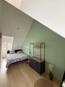 un dormitorio en el ático con 2 camas y una escalera en Appartement vue sur le vieux port de Pornic, en Pornic