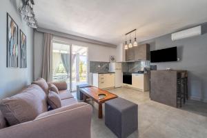una sala de estar con un sofá y una mesa en Starry Sky Luxury Apartment 6, en Áno Lefkímmi