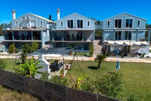 una gran casa blanca con patio en Starry Sky Luxury Apartment 6, en Áno Lefkímmi