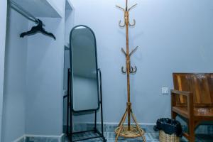 a mirror and a mirror stand in a room at Angkor Piseth Retreat in Phumi Ta Phul