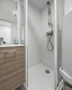 Phòng tắm tại Jardin calme à 30min de Lyon