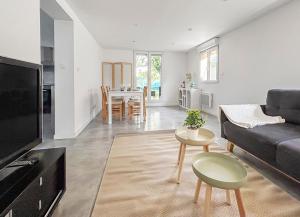 TV/trung tâm giải trí tại Jardin calme à 30min de Lyon