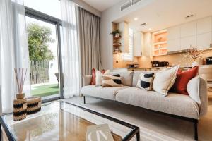 Stylish 4BD Villa Opposite Pool & Park