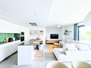 Et tv og/eller underholdning på Oasis 325 Premium Apartment Sea & Mountains View