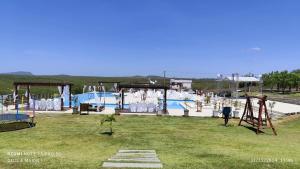 una grande piscina con parco giochi di PWG Cânions - Sua casa de temporada no paraíso a Piranhas