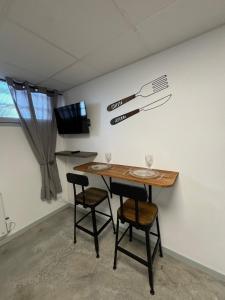 Et tv og/eller underholdning på Studio, quiet and secure in ZA