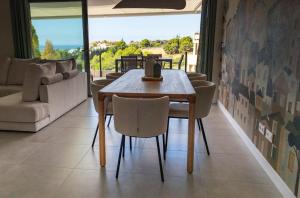 Et opholdsområde på Oasis 325 Premium Apartment Sea & Mountains View