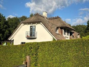 ein großes weißes Haus mit einem Strohdach in der Unterkunft Lundtoftegaard in Kongens Lyngby