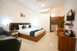 Un dormitorio con una cama con un gato acostado en ella. en Elite Hotel HITECH, en Hyderabad