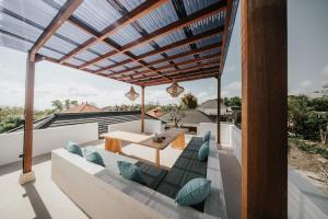 a pergola on the roof of a house at Kubu Tebo Villa Uluwatu in Uluwatu