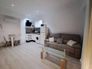 a living room with a couch and a table at ACC Serrano aparcamiento cercano in Jaén