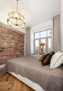 une chambre avec un mur de briques et un lit dans l'établissement Luxury living in the heart of Tallinn in 3 room apartment, à Tallinn