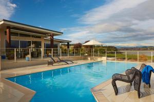 uma piscina com duas estátuas de sereia em frente a um edifício em Almyra Waterfront Accommodation em Tasman