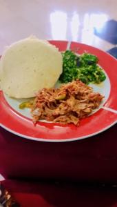TuvailaにあるSANAWARI LODGE, Maji ya Chaiのご飯とブロッコリーが乗った赤い皿