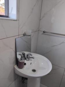 - Baño con lavabo blanco y ducha en Vumasky 2, en Ladysmith