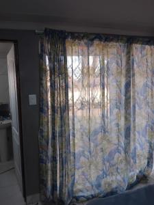 cortina en una ventana de una habitación en Vumasky 2, en Ladysmith