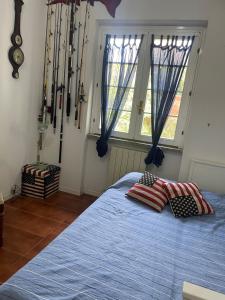 Un dormitorio con una cama con dos almohadas encima. en Villa Marina Velca Golf, en Porto Clementino