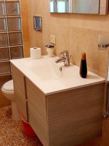 un baño con lavabo e inodoro en Villa Marina Velca Golf, en Porto Clementino