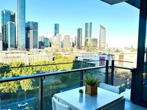 En balkon eller terrasse på Prime 2BR Location Pool Parking BCT 1004