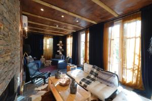 ムジェーヴにあるChalet l'Alcôve - Centre de Megèveのソファとテーブルのあるリビングルーム