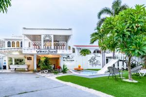 una casa con un tobogán delante de ella en Cozy 6BR Pool Villa Close to Beach - CP6, en Jomtien Beach