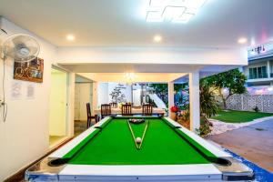 una mesa de billar en el medio de una casa en Cozy 6BR Pool Villa Close to Beach - CP6, en Jomtien Beach