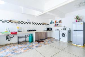 una cocina con nevera y lavadora en Cozy 6BR Pool Villa Close to Beach - CP6, en Jomtien Beach