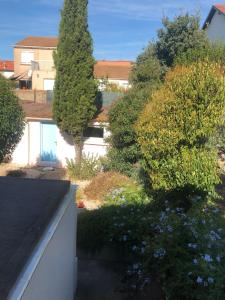a view of a garden with trees and flowers at Chambre cosy avec salle-de-bain privative in Béziers