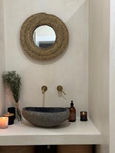 Un baño con un lavabo de piedra y un espejo. en Casa Dar Alma, en Vila Real de Santo António