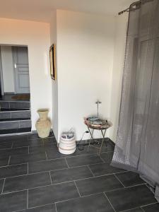 une pièce avec un sol carrelé avec une table dans l'établissement Appartement T2 rez de villa, à Santa-Reparata-di-Balagna 13 autres photos