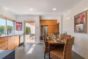una cucina e una sala da pranzo con tavolo e sedie di A Casa da Vagem a Pernigem