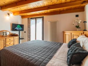 a bedroom with a large bed and a window at LA CASA DI PIETRA - Relax Home a 10' da Aosta in Roisan +15 photos