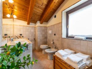 a bathroom with a sink toilet and a window at LA CASA DI PIETRA - Relax Home a 10' da Aosta in Roisan +15 photos