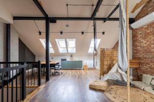 ein Dachboden-Umbau eines Gebäudes mit einem Tisch und Stühlen in der Unterkunft Warsaw Concierge Konstancin Garden Sauna Yoga in Konstancin-Jeziorna