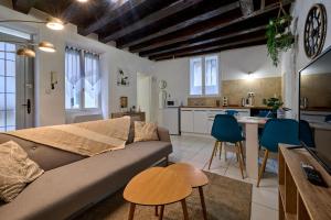a living room with a couch and a kitchen at Studio Solana Hyper center by Primo conciergerie in Nevers