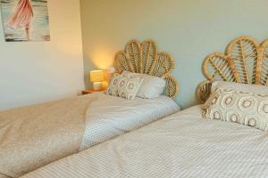 zwei nebeneinander stehende Betten in einem Schlafzimmer in der Unterkunft Luxury apartment - Sea, Mountain, Golf - La Duquesa Manilva in Manilva