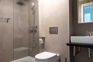 ein Badezimmer mit Dusche, Toilette und Waschbecken in der Unterkunft Luxury apartment - Sea, Mountain, Golf - La Duquesa Manilva in Manilva + 30 Fotos