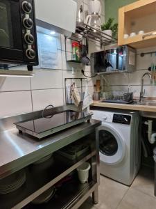 a kitchen with a sink and a washing machine at Pension Moers am Geleucht in Moers
