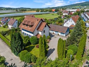 an aerial view of a house with a yard at Ferien-Domizil Bodensee 4 Personen Apartment in Oberteuringen