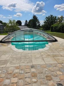 una piscina con una cúpula de cristal en un patio en Cube D'amour, en Gionges